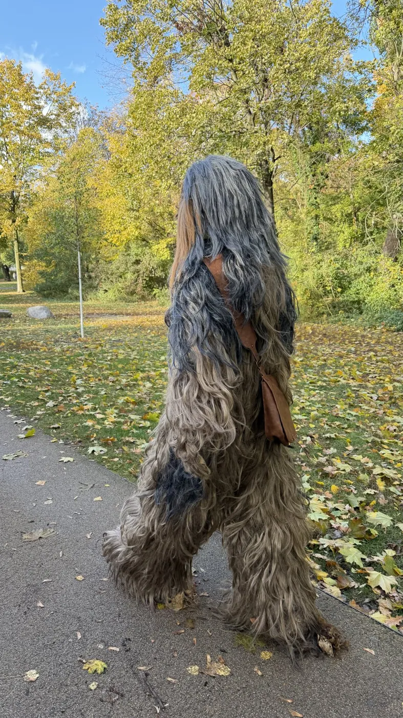 Chewbacca von der Seite, mit Tasche am Gurt